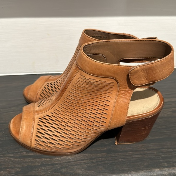 Vince Camuto Leather - Size 6 - Picture 2 of 4